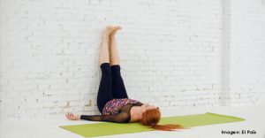 postura yoga piernas pared