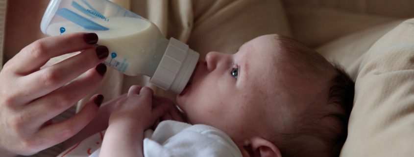 Bebé tomando leche de fórmula